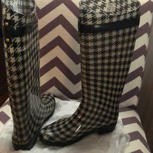 Rain boots houndstooth style. Worn once too tight